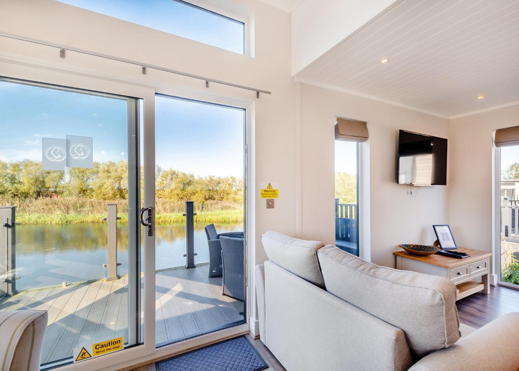 Waterside Hambleton Lakeside Lodges Poulton-le-Fylde Room photo